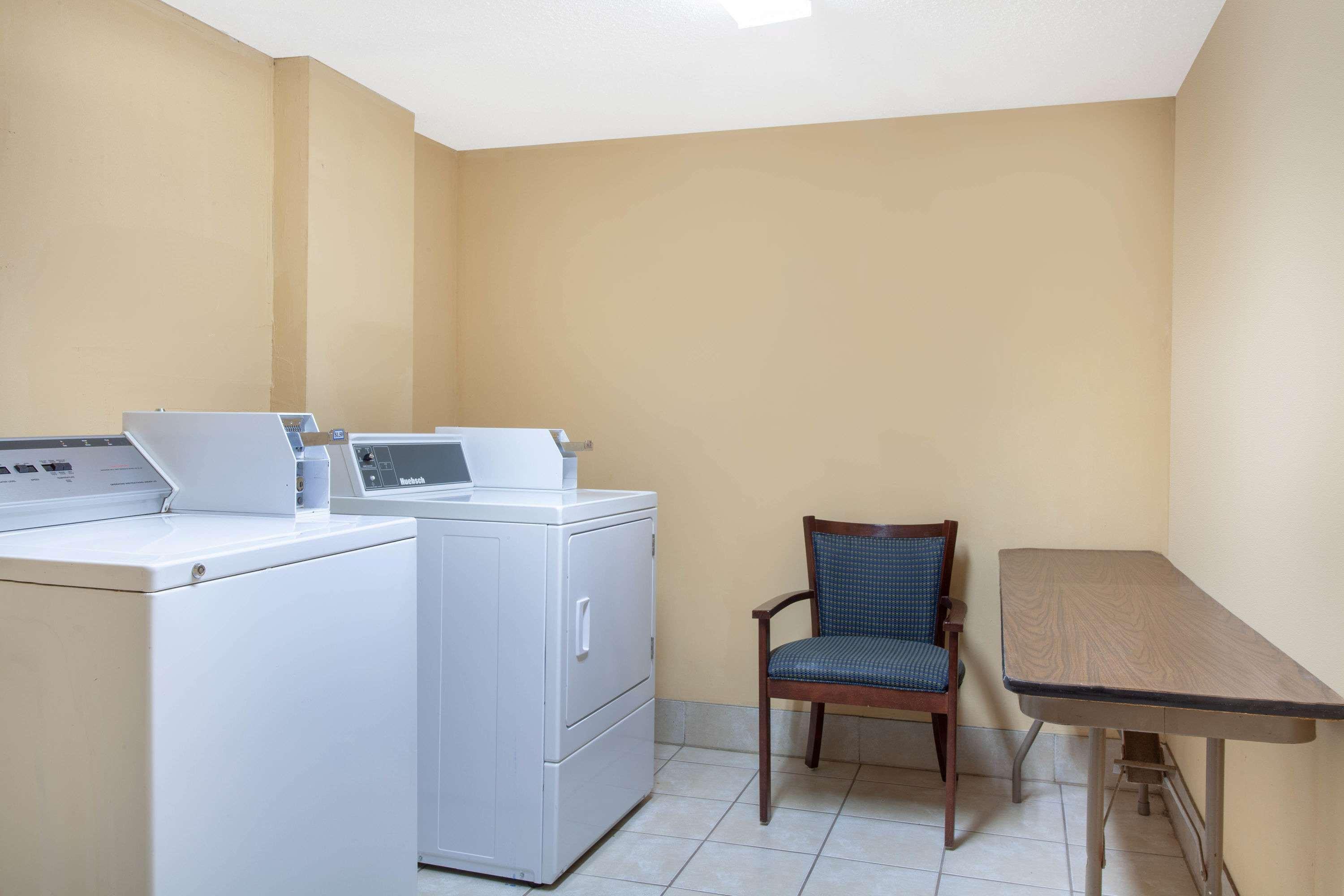 Days Inn By Wyndham Clinton - Laurens I-26 Bagian luar foto