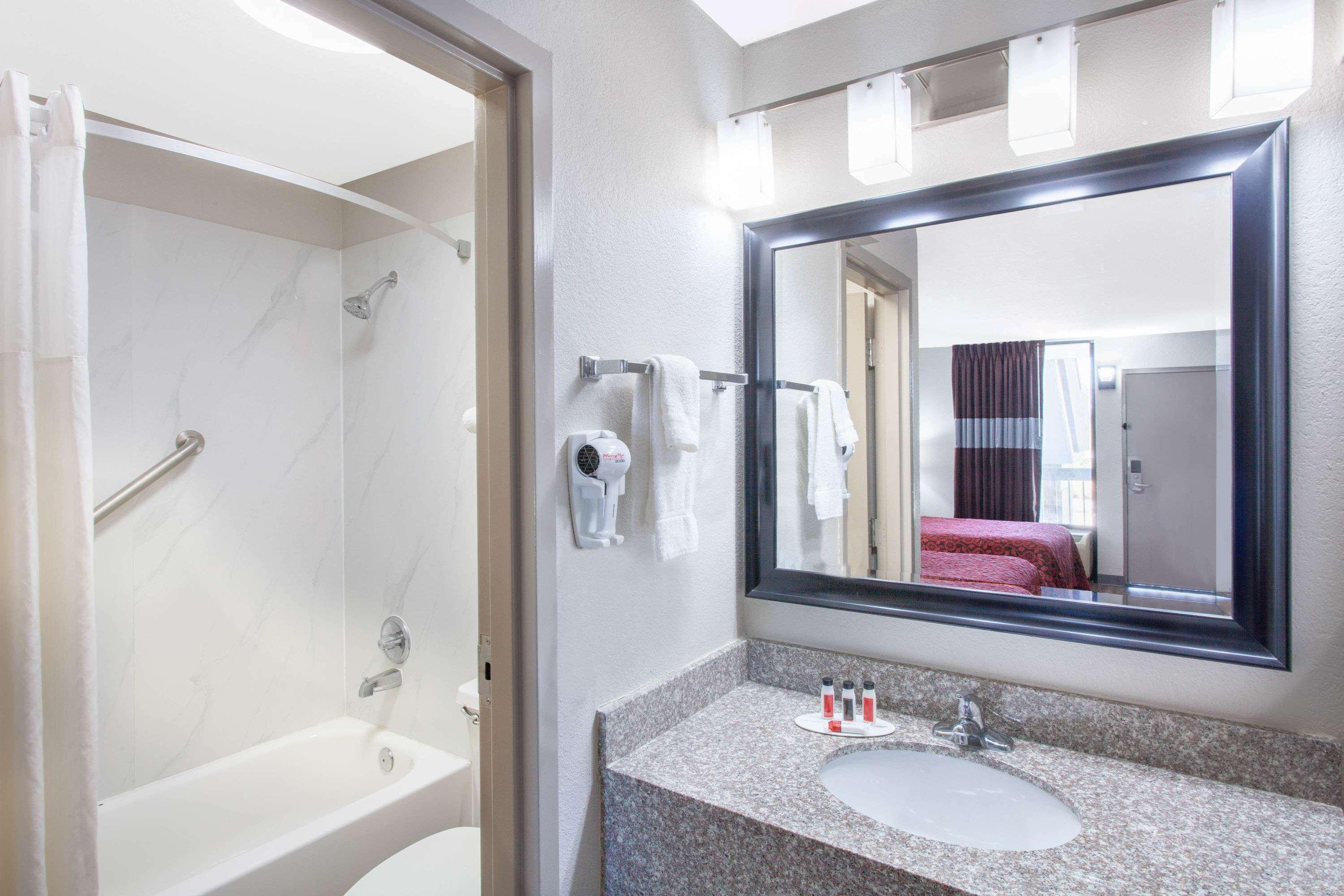 Days Inn By Wyndham Clinton - Laurens I-26 Bagian luar foto